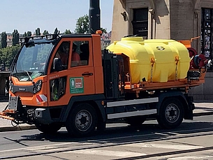 Transportfass gelb auf Fahrzeug auf einer Brücke