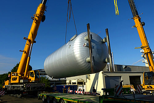 Abladung durch bauseits gestellten Kran Pufferspeicher wird mit bauseits gestelltem Kran abgeladen