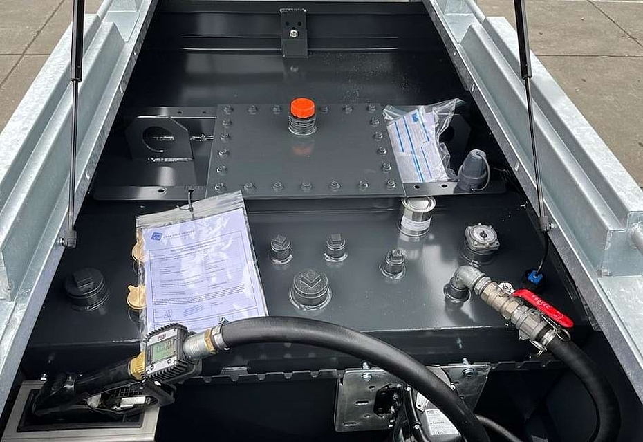 Dieselanhänger, Deckel geöffnet Mobile Dieseltankanlage mit geöffnetem Deckel und Innenausstattung