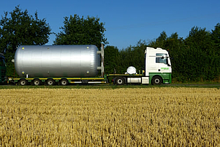 Transport Pufferspeicher wird auf LKW angeliefert