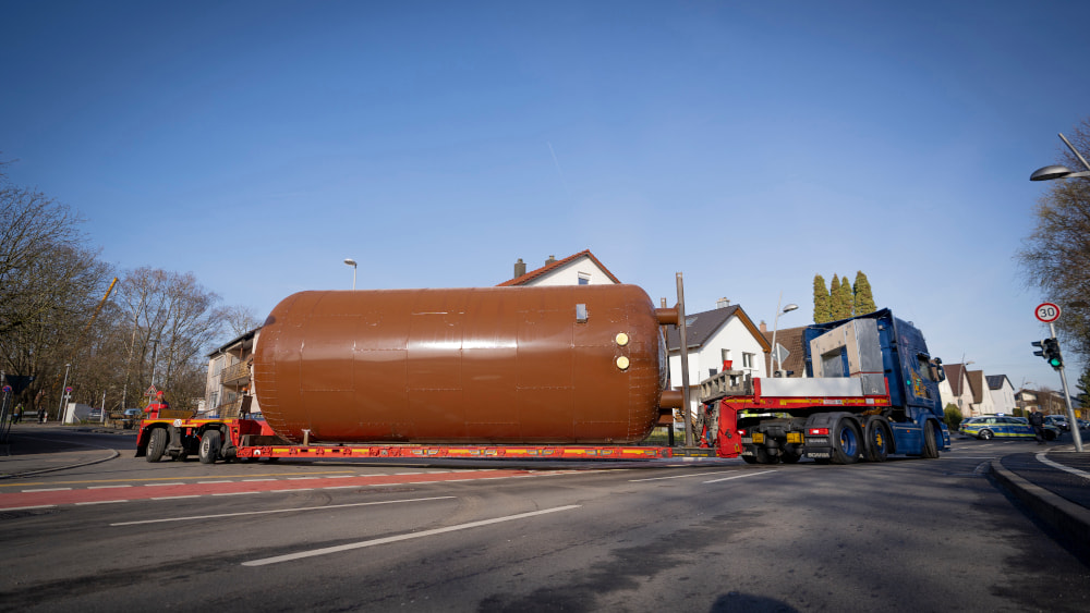 Anlieferung Pufferspeicher mit Straßensperrung